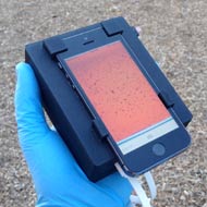 Smartphone detects parasites in blood